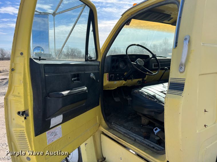 image for item MM9051 1987 GMC C7000 truck cab and chassis