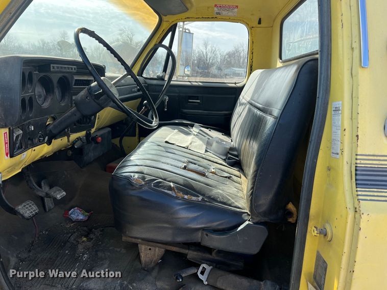 image for item MM9051 1987 GMC C7000 truck cab and chassis