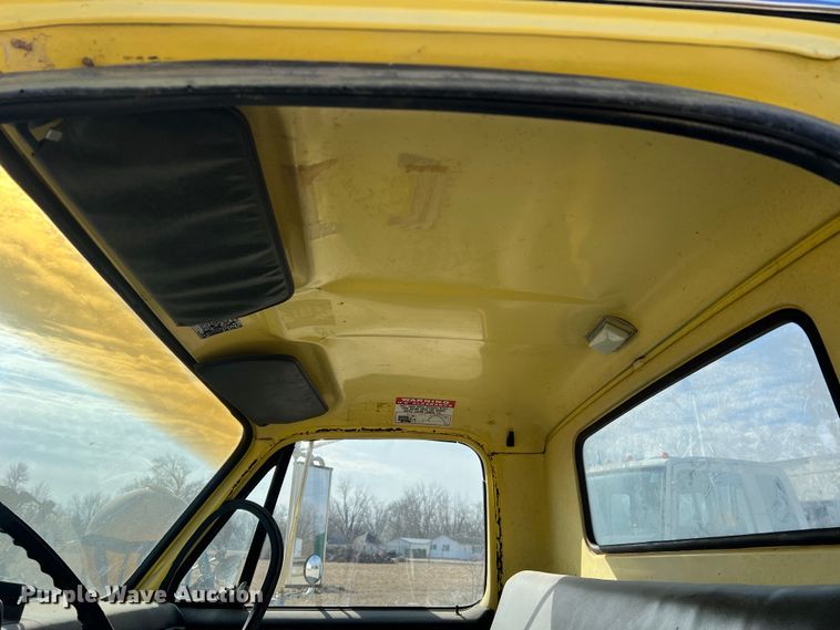 image for item MM9051 1987 GMC C7000 truck cab and chassis