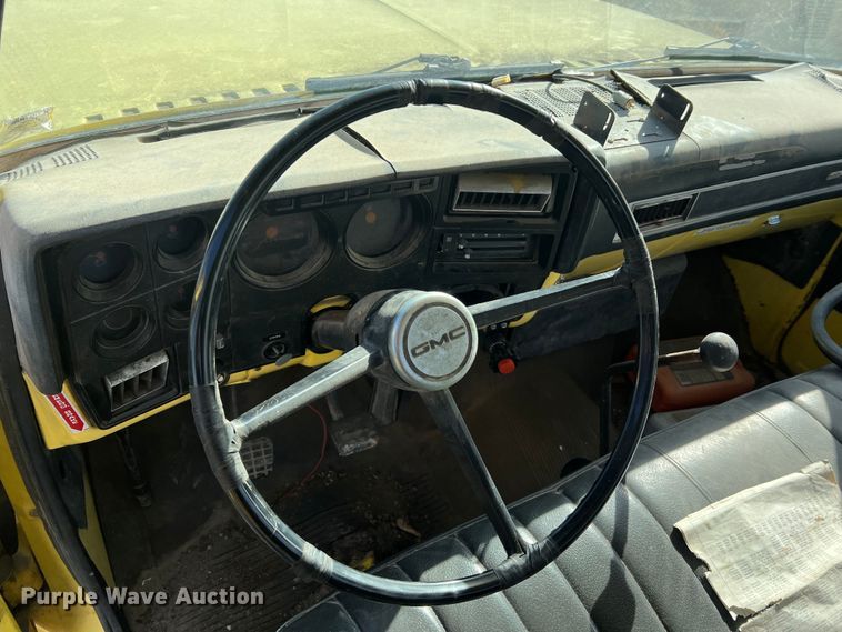 image for item MM9051 1987 GMC C7000 truck cab and chassis