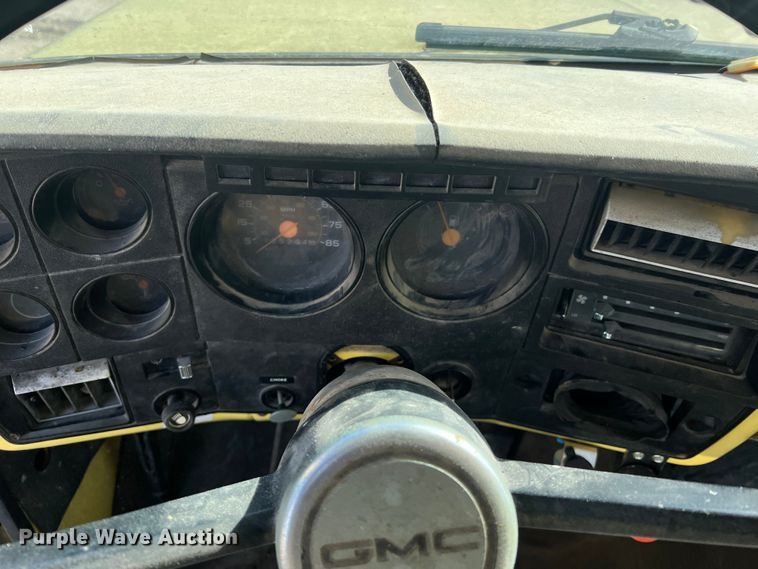 image for item MM9051 1987 GMC C7000 truck cab and chassis