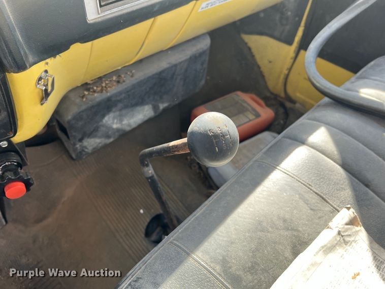 image for item MM9051 1987 GMC C7000 truck cab and chassis