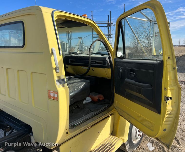 image for item MM9051 1987 GMC C7000 truck cab and chassis