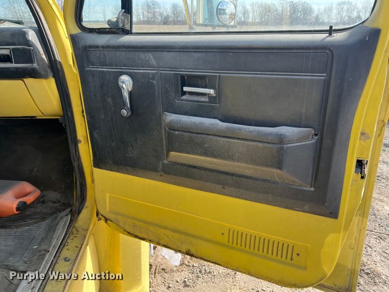 image for item MM9051 1987 GMC C7000 truck cab and chassis