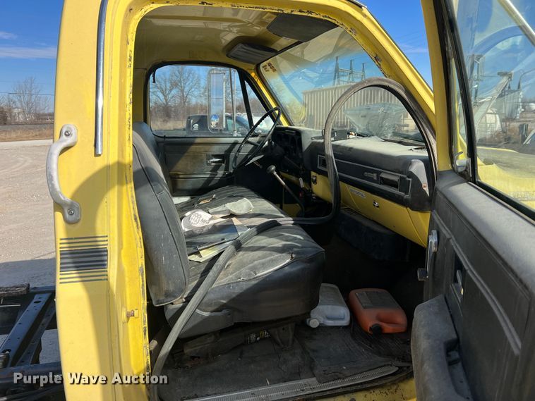 image for item MM9051 1987 GMC C7000 truck cab and chassis