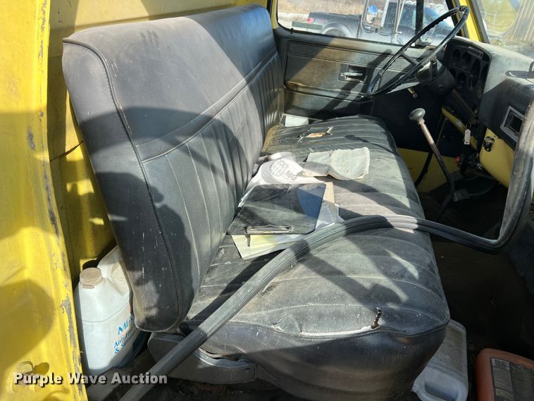 image for item MM9051 1987 GMC C7000 truck cab and chassis