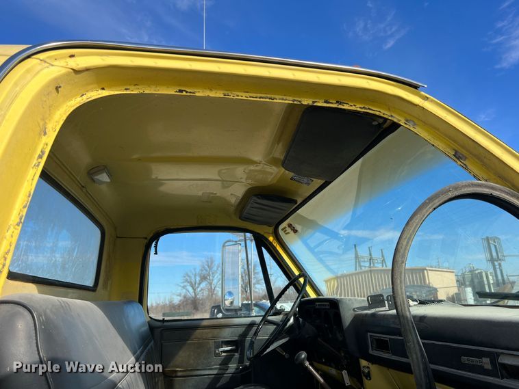 image for item MM9051 1987 GMC C7000 truck cab and chassis