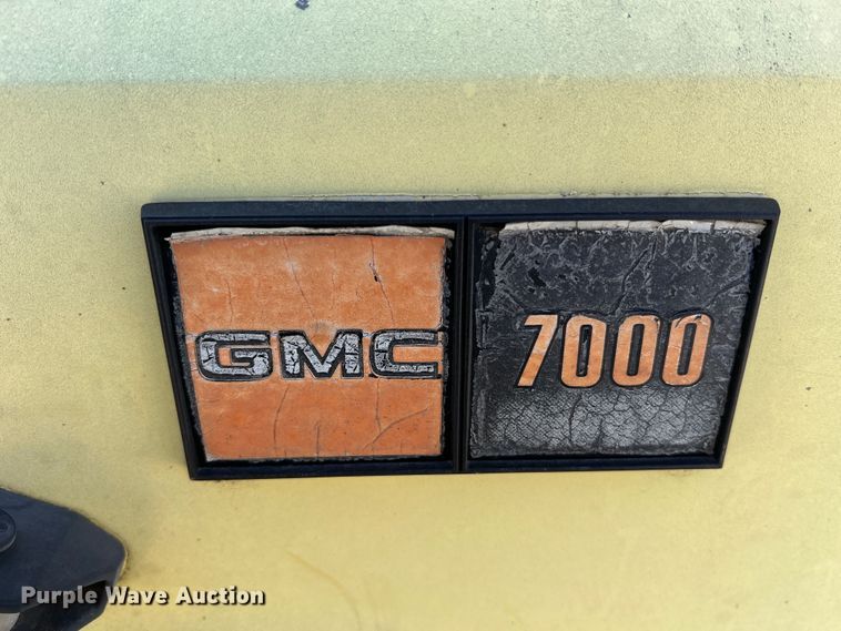 image for item MM9051 1987 GMC C7000 truck cab and chassis