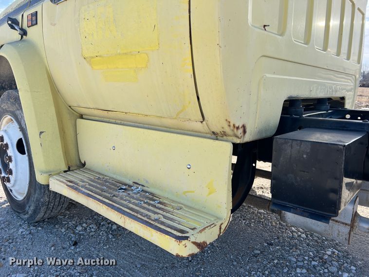 image for item MM9051 1987 GMC C7000 truck cab and chassis