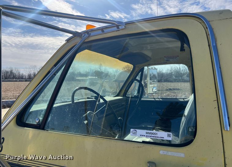 image for item MM9051 1987 GMC C7000 truck cab and chassis