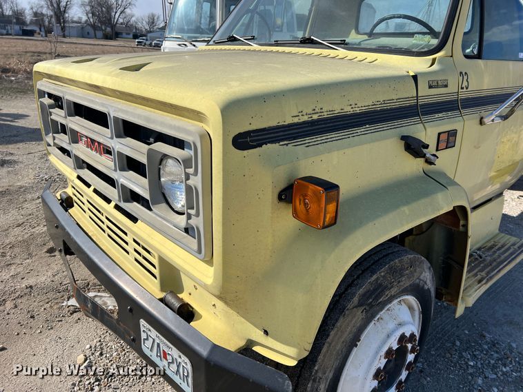 image for item MM9051 1987 GMC C7000 truck cab and chassis