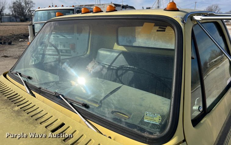 image for item MM9051 1987 GMC C7000 truck cab and chassis