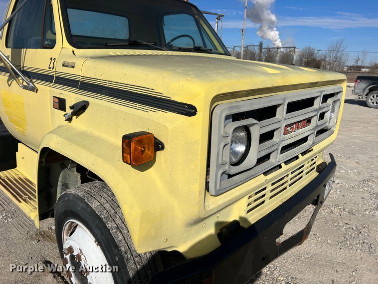 image for item MM9051 1987 GMC C7000 truck cab and chassis