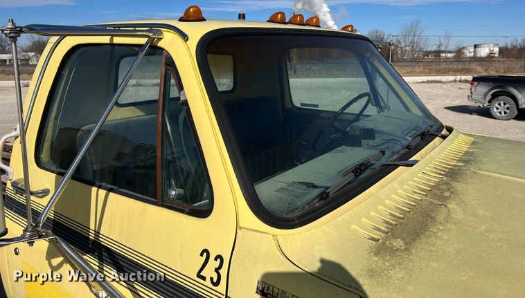 image for item MM9051 1987 GMC C7000 truck cab and chassis