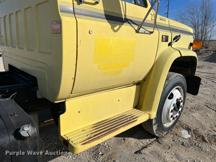 image for item MM9051 1987 GMC C7000 truck cab and chassis