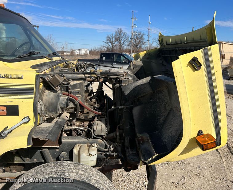 image for item MM9051 1987 GMC C7000 truck cab and chassis