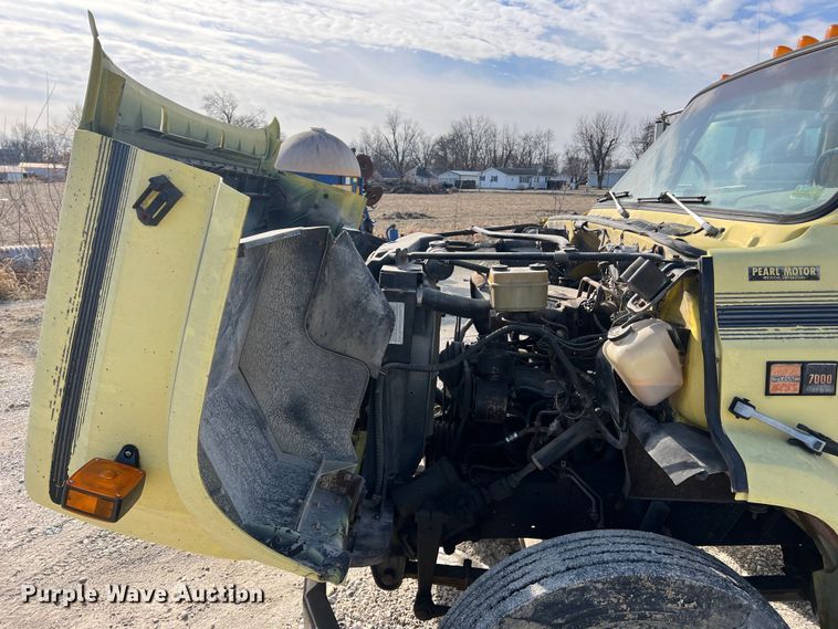 image for item MM9051 1987 GMC C7000 truck cab and chassis