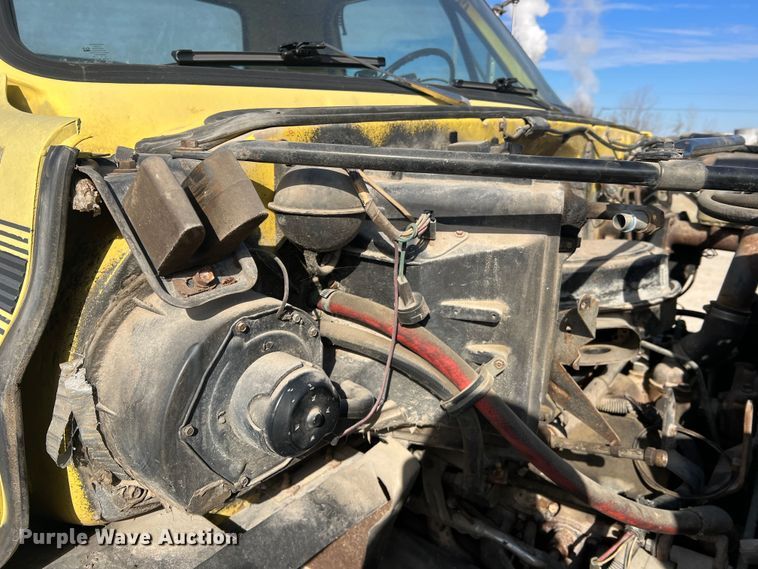 image for item MM9051 1987 GMC C7000 truck cab and chassis