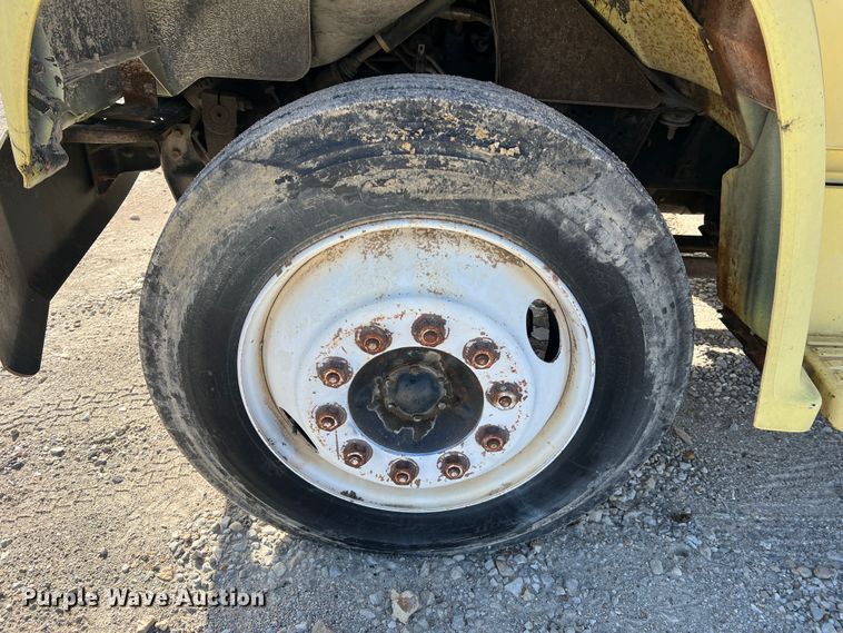 image for item MM9051 1987 GMC C7000 truck cab and chassis