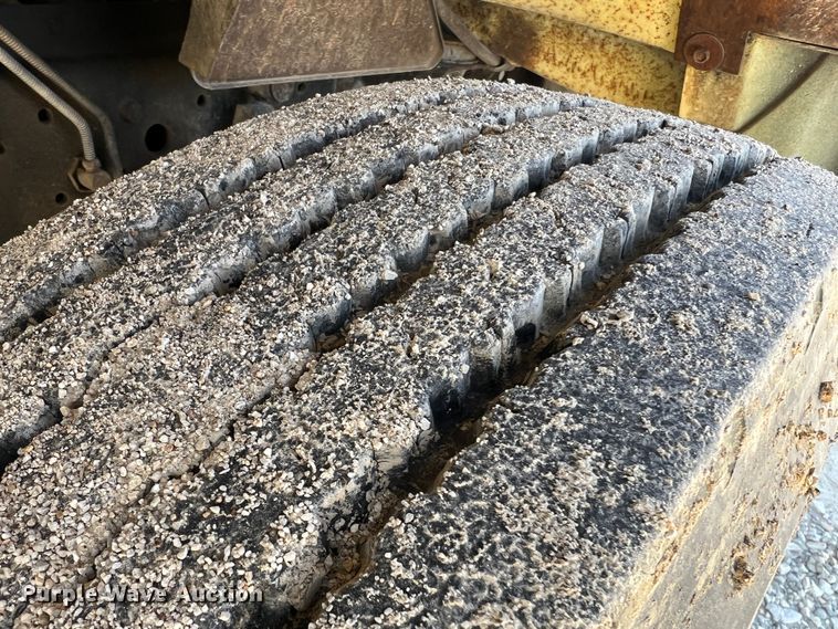 image for item MM9051 1987 GMC C7000 truck cab and chassis