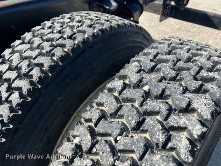 image for item MM9051 1987 GMC C7000 truck cab and chassis