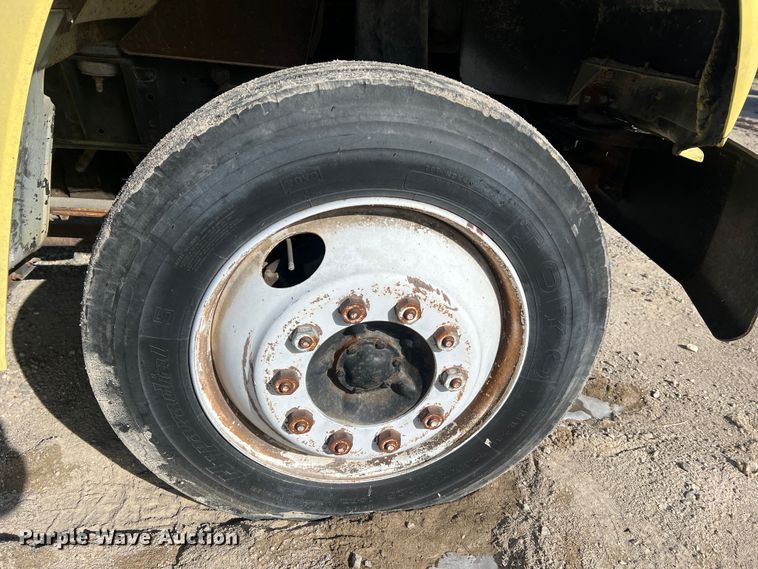 image for item MM9051 1987 GMC C7000 truck cab and chassis