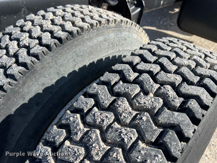 image for item MM9051 1987 GMC C7000 truck cab and chassis