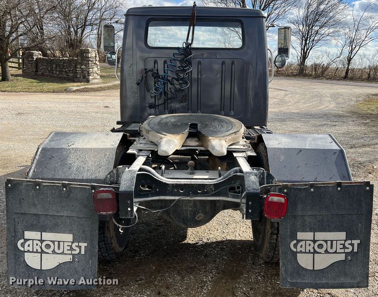 image for item MM9180 1981 International 1854  semi truck