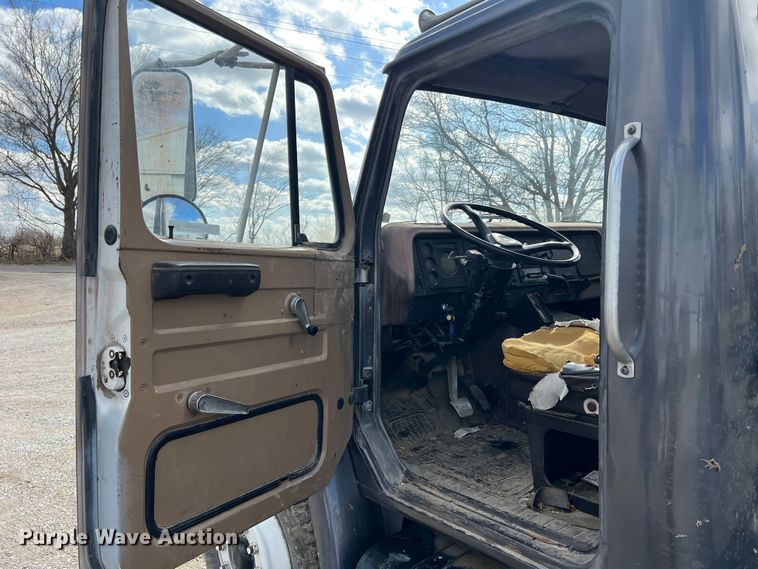 image for item MM9180 1981 International 1854  semi truck