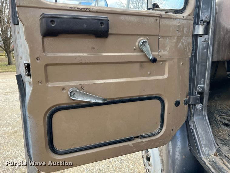 image for item MM9180 1981 International 1854  semi truck