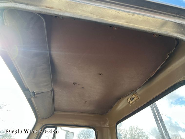 image for item MM9180 1981 International 1854  semi truck