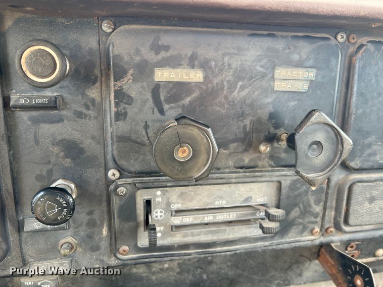 image for item MM9180 1981 International 1854  semi truck