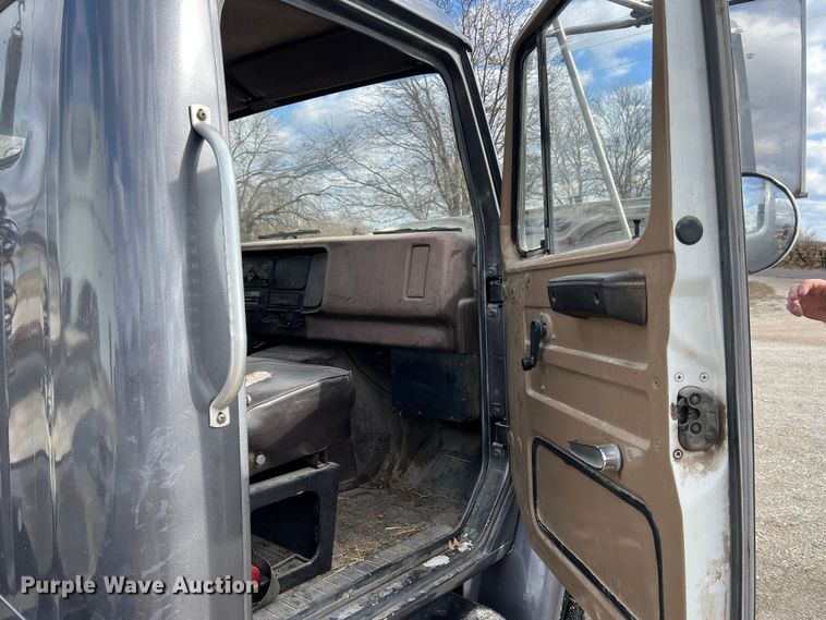 image for item MM9180 1981 International 1854  semi truck