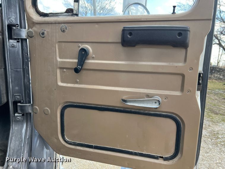 image for item MM9180 1981 International 1854  semi truck