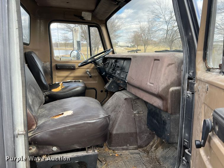 image for item MM9180 1981 International 1854  semi truck