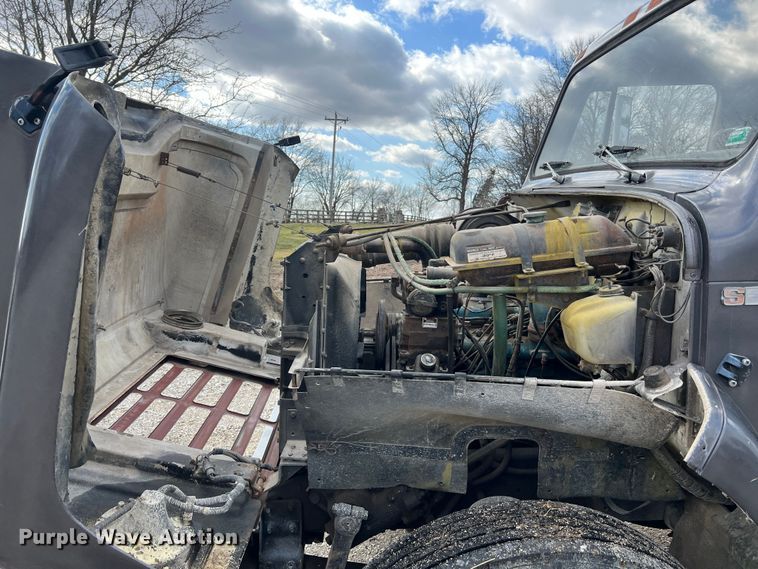 image for item MM9180 1981 International 1854  semi truck