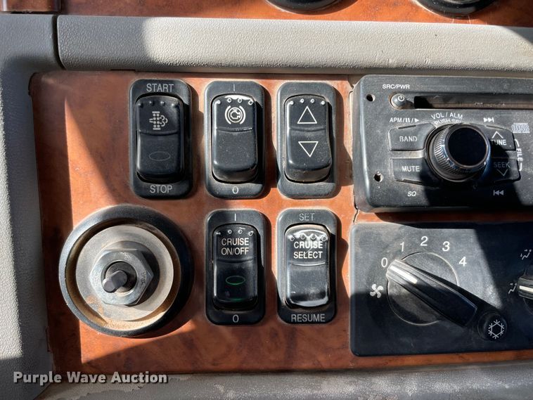 image for item MM9309 2008 Peterbilt 388  semi truck