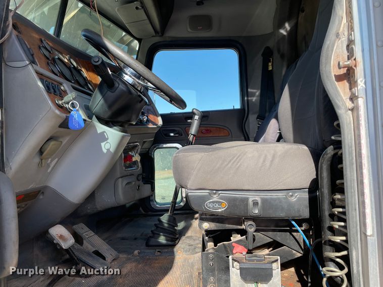 image for item MM9310 2008 Peterbilt 388  semi truck