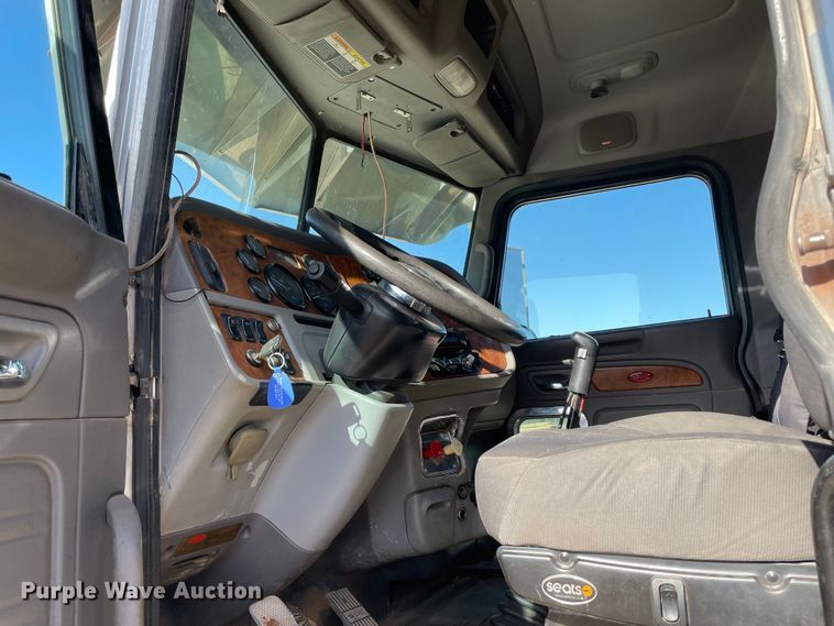 image for item MM9310 2008 Peterbilt 388  semi truck