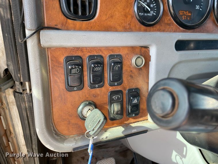 image for item MM9310 2008 Peterbilt 388  semi truck