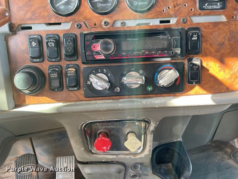 image for item MM9310 2008 Peterbilt 388  semi truck