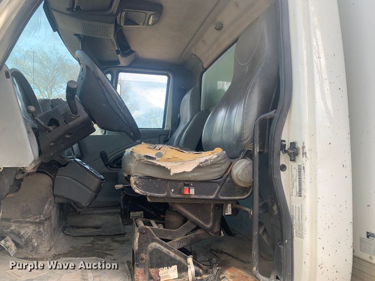 image for item MM9714 2007 International 4300  box truck