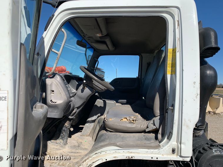 image for item MM9748 2007 International CF600  truck cab and chassis