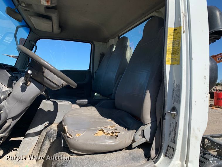 image for item MM9748 2007 International CF600  truck cab and chassis