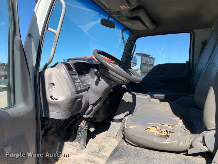 image for item MM9748 2007 International CF600  truck cab and chassis