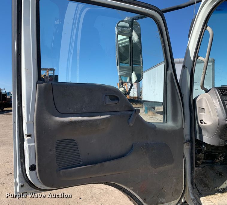 image for item MM9748 2007 International CF600  truck cab and chassis