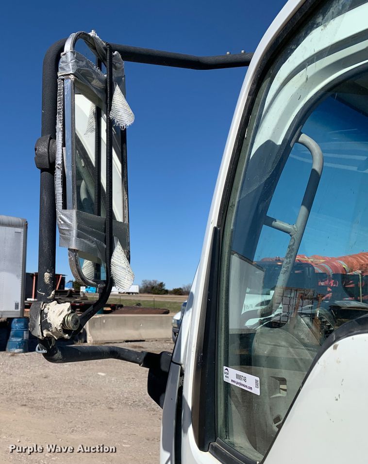 image for item MM9748 2007 International CF600  truck cab and chassis