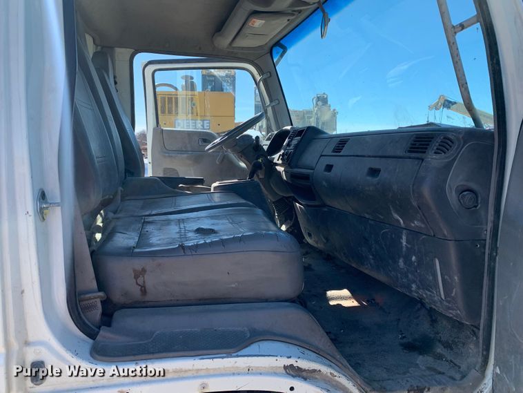 image for item MM9748 2007 International CF600  truck cab and chassis