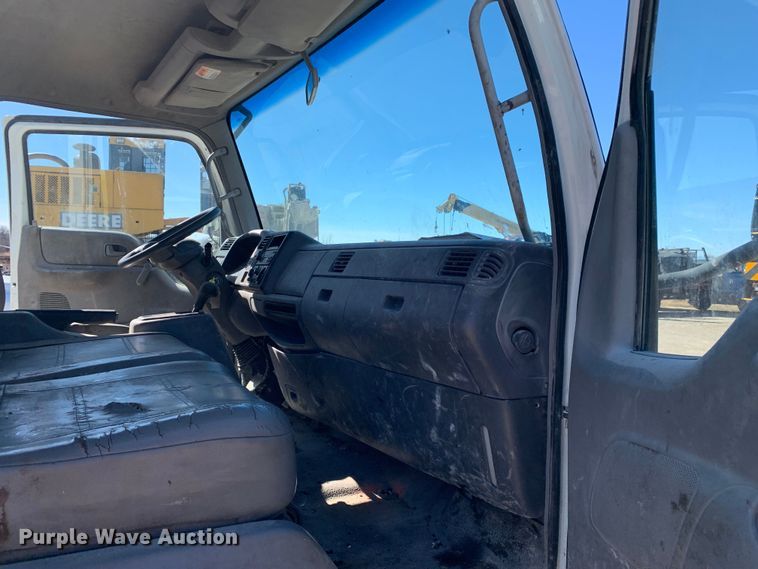 image for item MM9748 2007 International CF600  truck cab and chassis