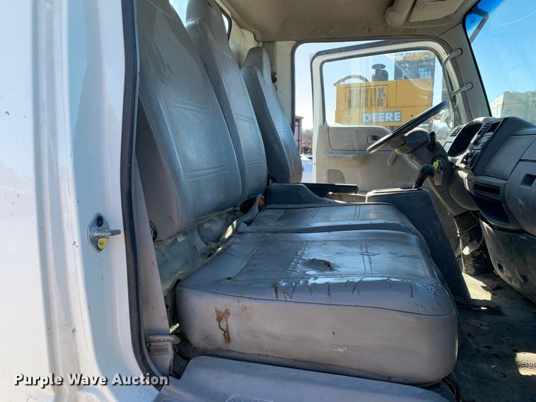 image for item MM9748 2007 International CF600  truck cab and chassis